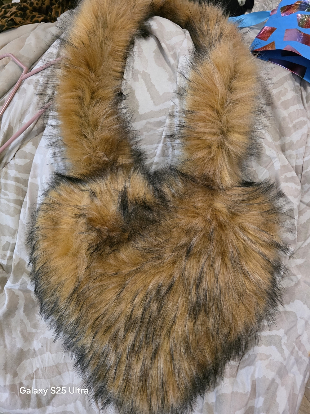 Faux Fur Heart Shoulder Bag in Golden Brown